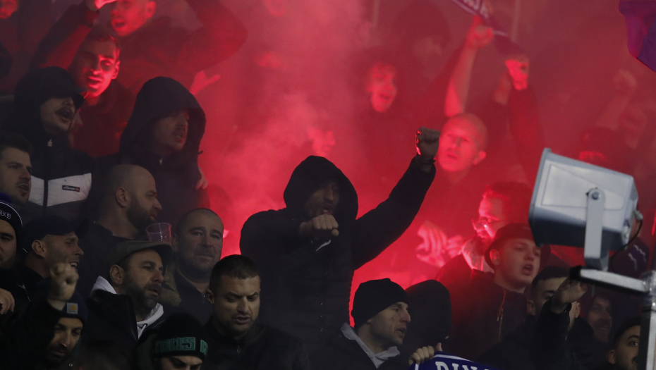 HAOS PRED DERBI Tuča navijača u Pionirskom parku, letele kamenice, stolice...
