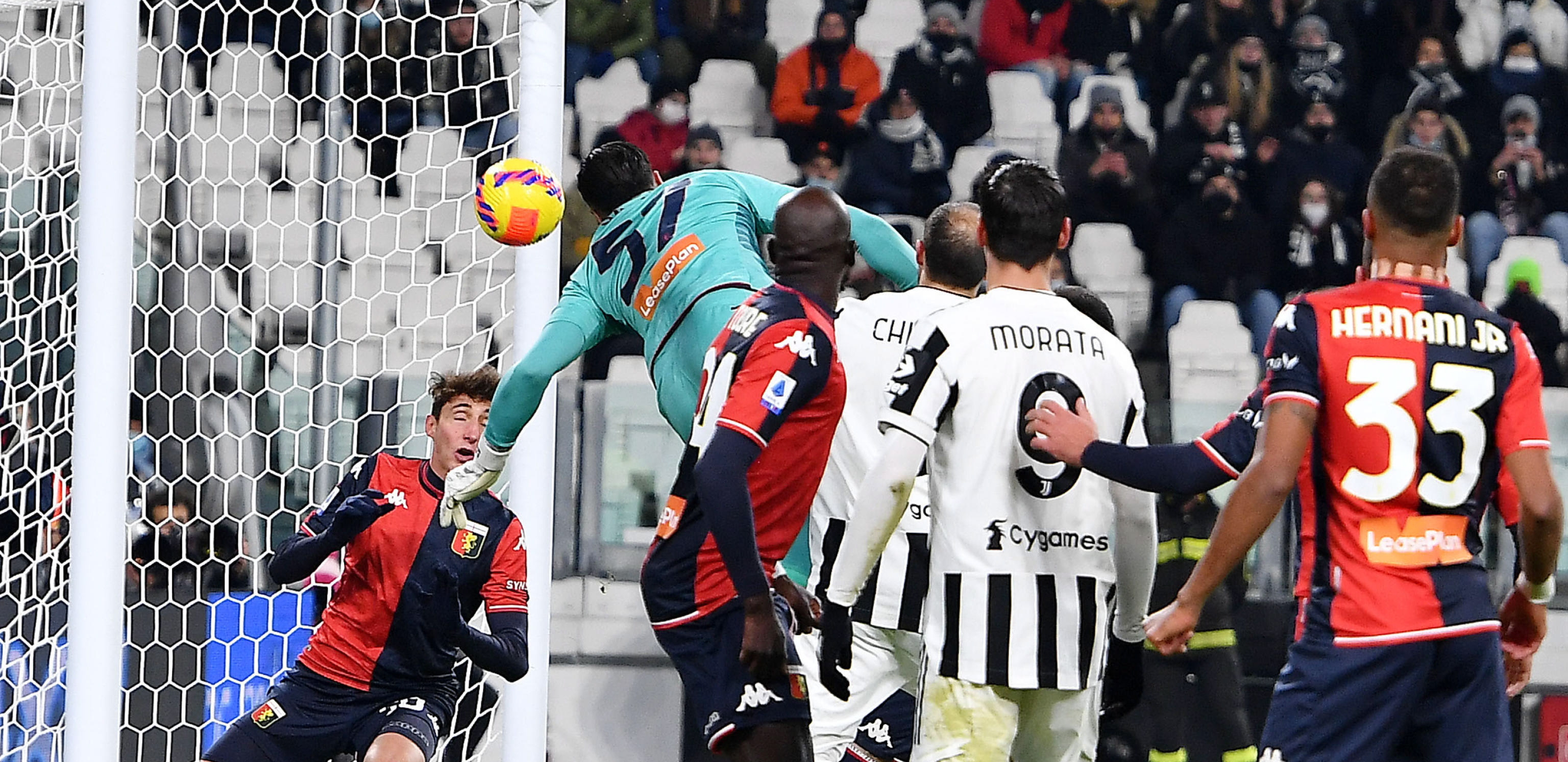 PIKSI, TI LI SI? Fudbaler Juventusa postigao nesvakidašnji gol - pravo iz kornera matirao golmana! (VIDEO)