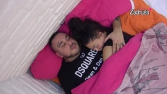 NAKON BRUTALNE AKCIJE! Maja i Car jutro dočekali zagrljeni, a jedan užasan detalj je svima ponovo zapao za oko!