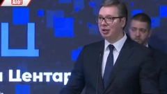 VUČIĆ U KRAGUJEVCU Država će za 50 odsto uvećati platu zaposlenima