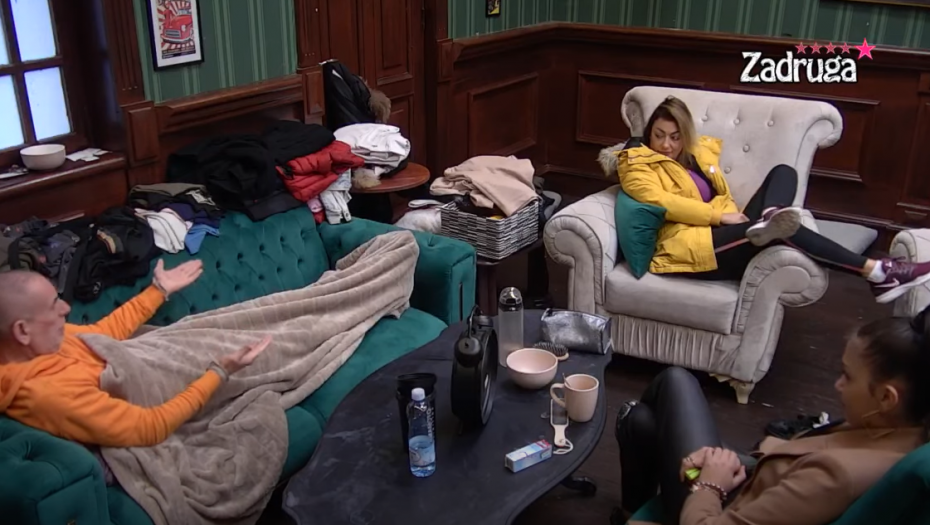 ONDA SEDNE I ĆUTI, ZNA DA JE VEĆ DUŽAN Zadrugari opleli najstrašnije po cimeru, nisu ga štedeli, a ova stvar im nije jasna u njegovom ponašanju!
