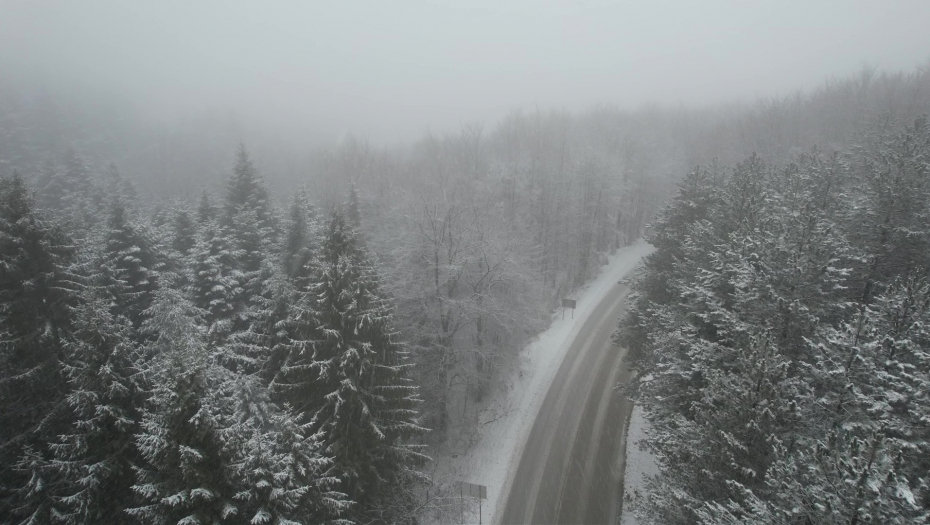 ZIMA STISLA SA SVIH STRANA Sneg veje na Divčibarama, formiran snežni pokrivač oko 30 centimetara (FOTO/VIDEO)
