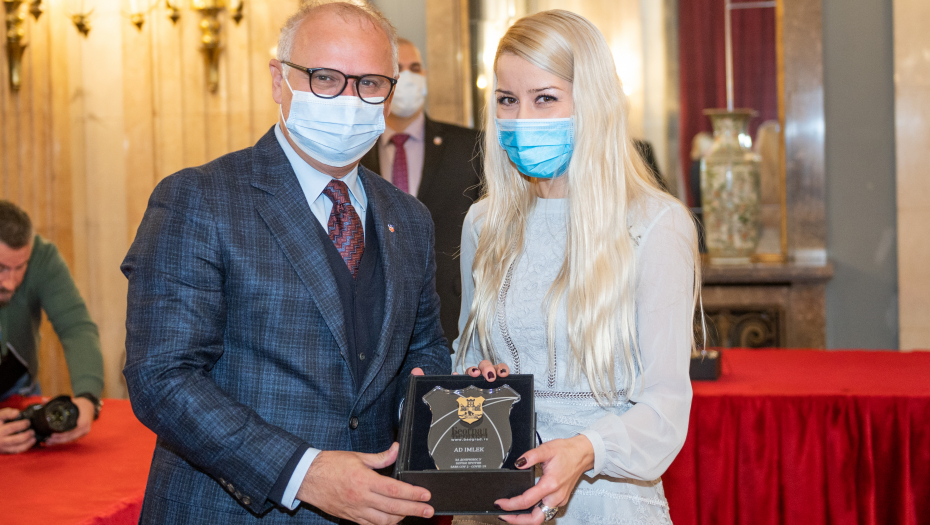 GRAD BEOGRAD ODLIKOVAO KOMPANIJU IMLEK Dodeljena plaketa za doprinos u borbi protiv korona virusa