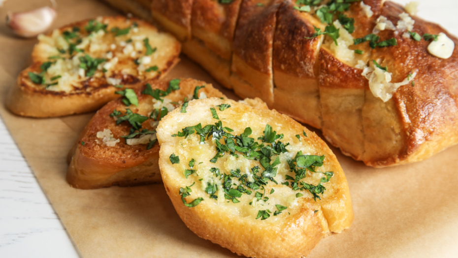 Idealan prilog i grickalica: Baget sa belim lukom