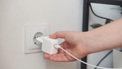 OSTAVLJATE PUNJAČ STALNO UKLJUČEN U STRUJU? Evo zašto to nije dobro