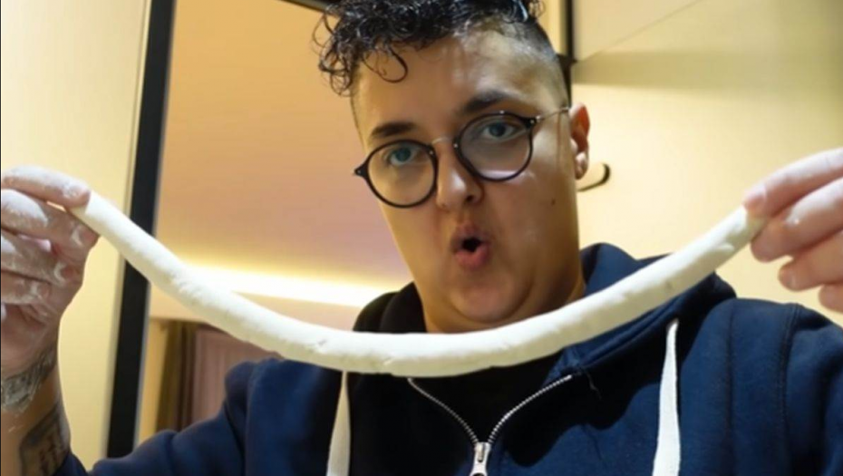 URNEBESNI SNIMAK MARIJE ŠERIFOVIĆ! Pevačica odlučila da umesi slavski kolač, evo kako se završilo! (VIDEO)