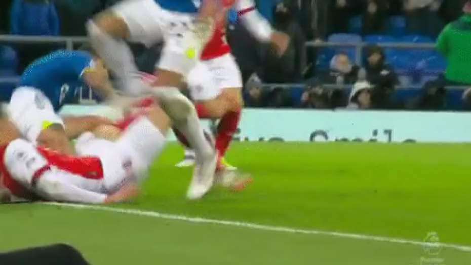 SRAMOTA! Namerno nagazio rivala po licu, nije dobio crveni karton! (VIDEO)