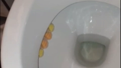 BACI UPALJENU ŠIBICU U WC ŠOLJU To će vam pomoći u borbi protiv jednog problema