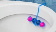 DOMAĆICE SU U ŠOKU: Video pregledalo šest miliona ljudi i shvatilo da osveživač za wc šolju stavljaju pogrešno, evo kako se to radi