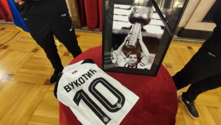 MOCA VUKOTIĆ ISPRAĆEN U VEČNOST! Legendarni fudbaler Partizana sahranjen na Topčiderskom groblju