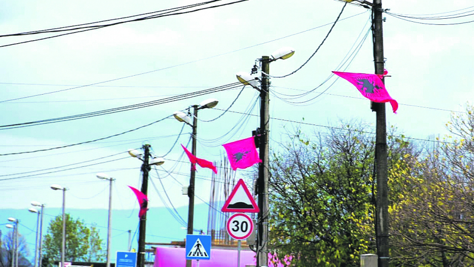 APSURDNO Albanska zastava može, a srpska trobojka ne!