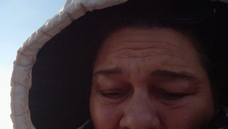 "NEKA JE VUČIĆ PREVEZE HELIKOPTEROM!" Slavica molila demonstrante da puste bolesnu ženu, a onda su joj život pretvorili u pakao: Prete i mojoj deci!