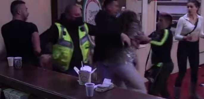 ZADRUGAR UDARIO DEJANA! Dalila skočila da odbrani bivšeg supruga i krenula da bije cimera rukama i nogama, neviđeni haos u rijalitiju! (VIDEO)