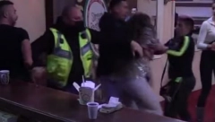ZADRUGAR UDARIO DEJANA! Dalila skočila da odbrani bivšeg supruga i krenula da bije cimera rukama i nogama, neviđeni haos u rijalitiju! (VIDEO)