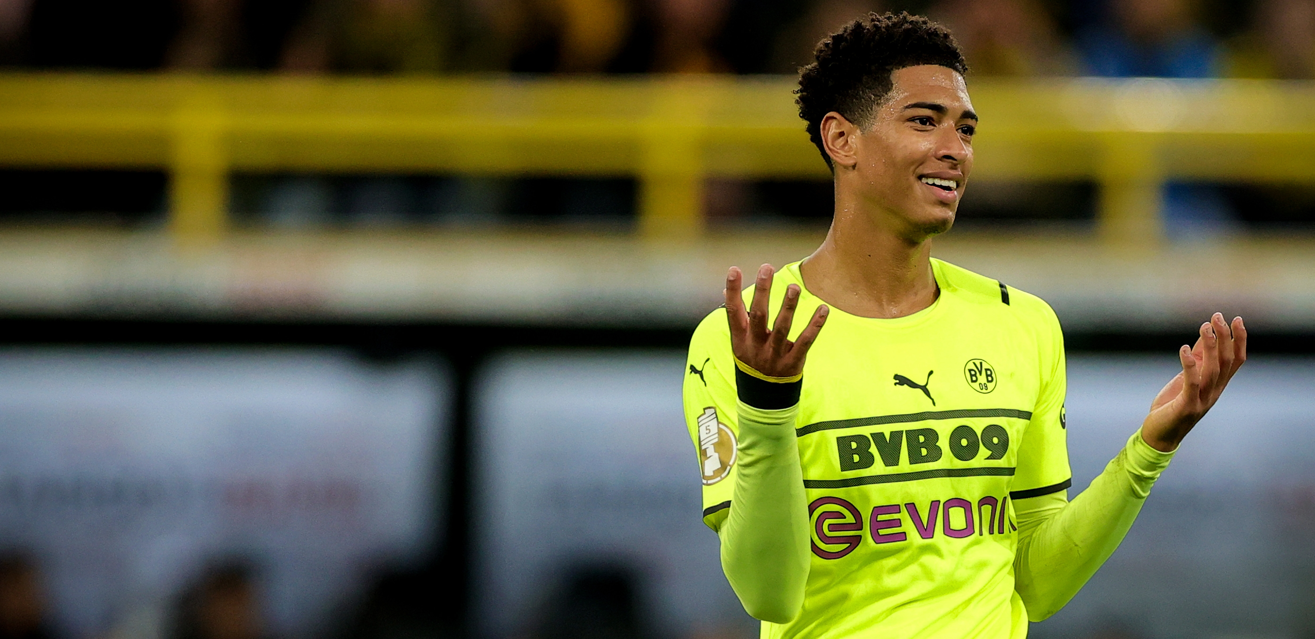 KRALJEVI POTVRDILI ZVANIČNO Družio se na Mikonosu sa Vlahovićem, a sada potpisao za Real na šest godina