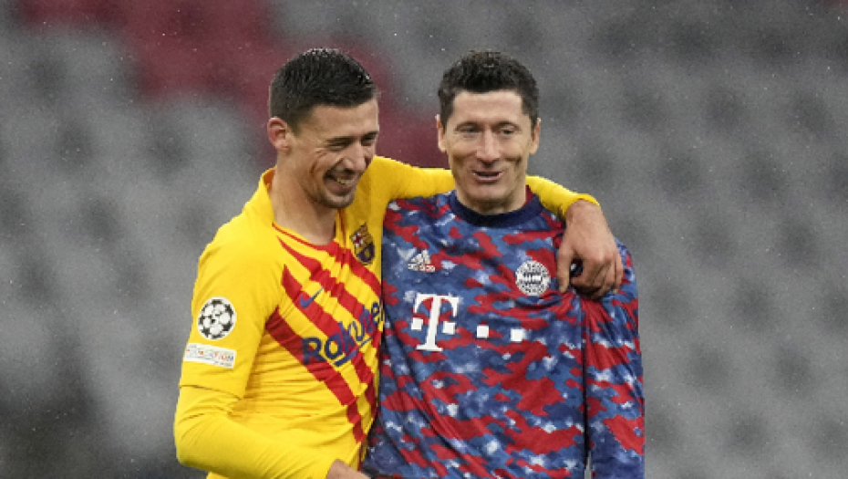 HOĆE DA GA RAZAPNU! Posle šamara igrač Barse se smejao i ćaskao sa Levandovskim, hteli da ga pošalju peške kući!