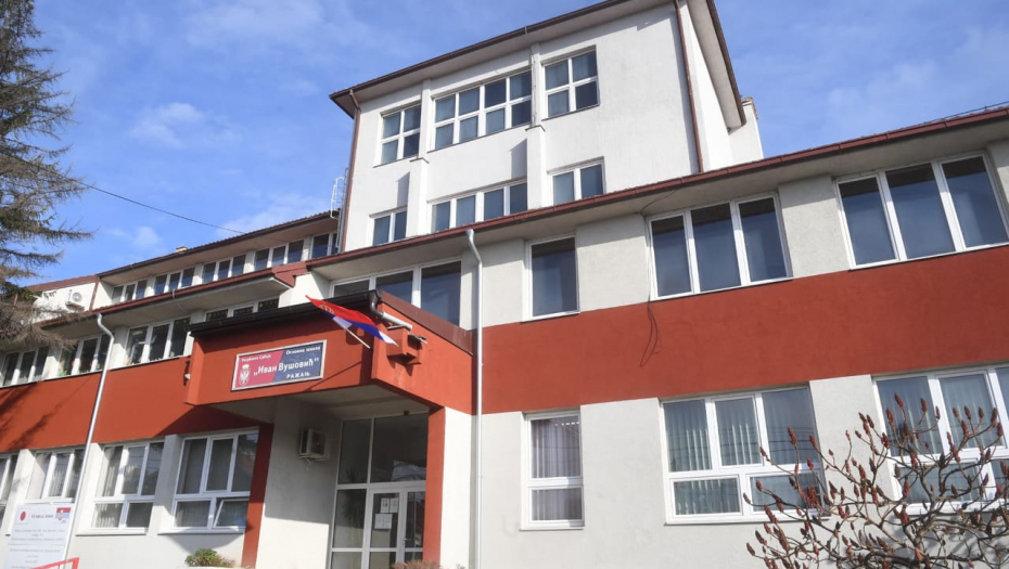 NAJMODERNIJE ZA NAŠE ĐAKE! VUČIĆ OBIŠAO OBNOVLJENU ŠKOLU! Nekada je bila ruinirana, a evo kako sada izgleda! (FOTO)