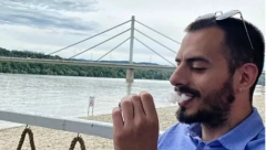 VELIKI EKOLOG, A CIGARETU IZ USTA NE VADI Lični nalozi na mrežama prepuni slika, na jednoj čak i sa tompusom (FOTO)