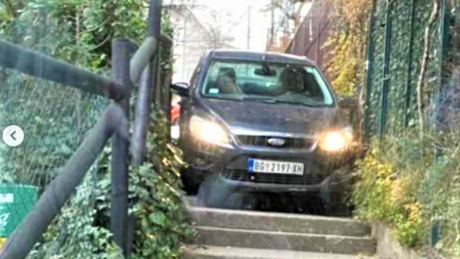 BAHATOST DO BOLA Vozač kolima vozio niz stepenice u Beogradu (VIDEO)