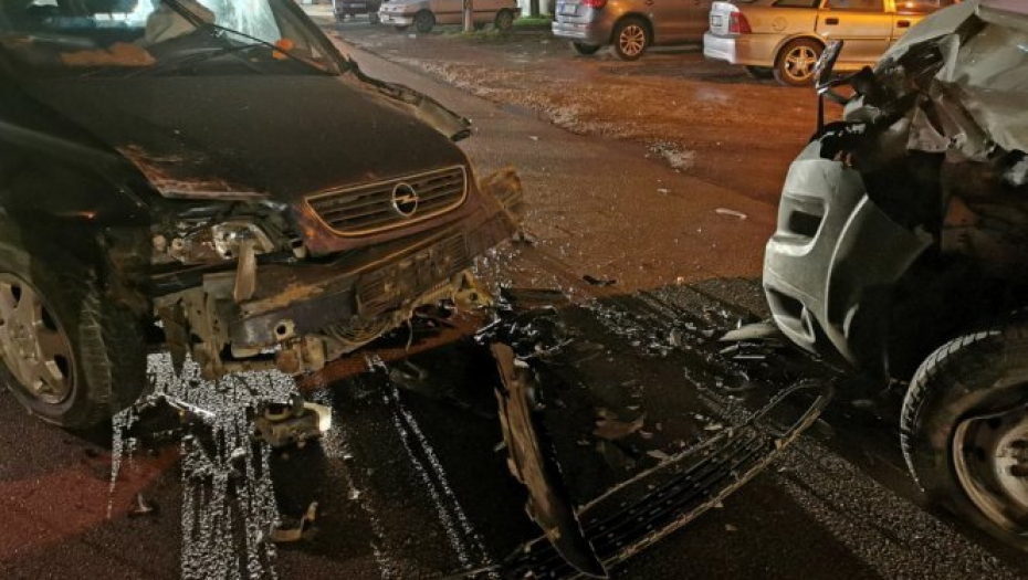 SREĆOM NIJE BILO POVREĐENIH Četiri vozila učestvovala u lančanom sudaru na Pančevačkom putu