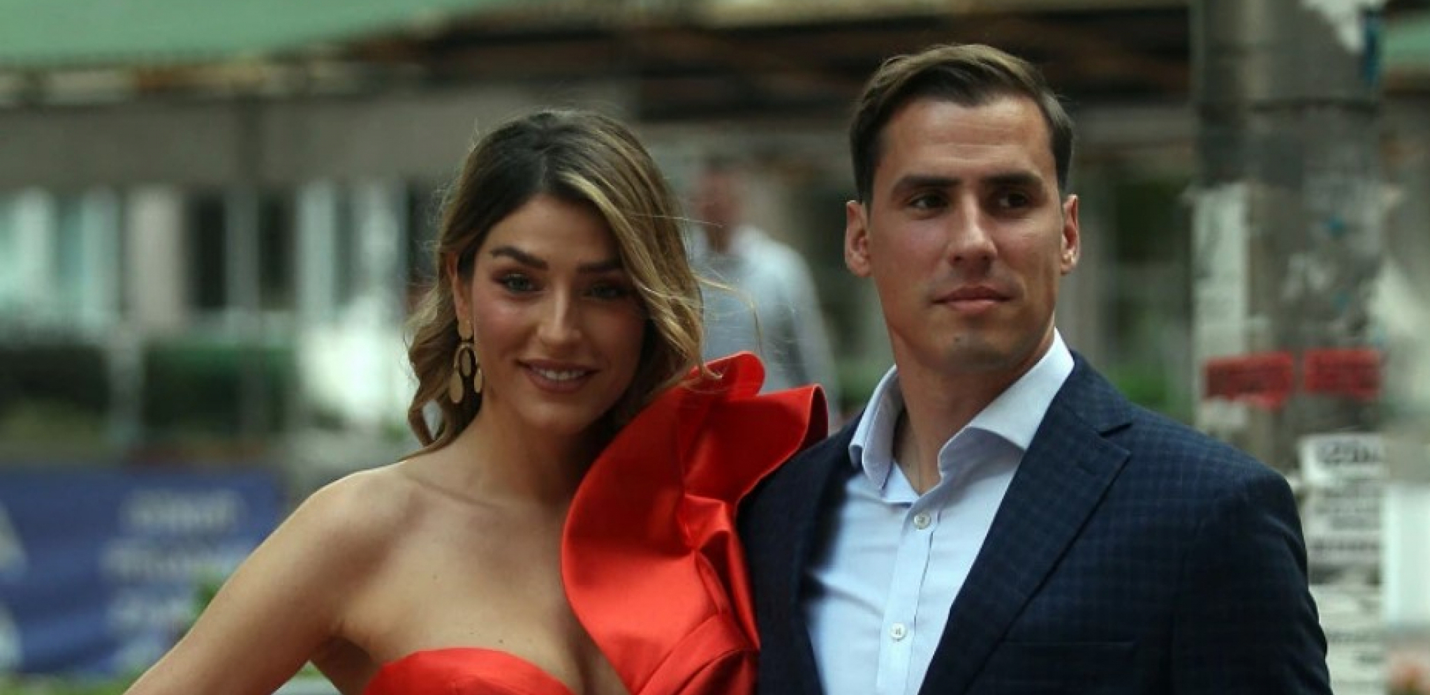 GAGIJU JOVANOVIĆU ZET SREDIO DVORIŠTE Ćerka poznatog glumca snimila dečka, on skinuo majicu, pa vredno radio (FOTO)