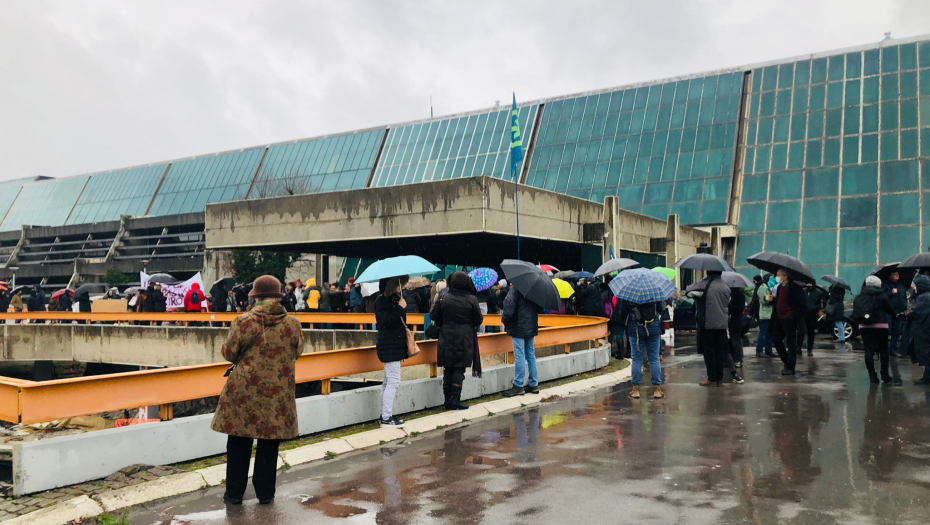 POGLEDAJTE KAKO NOVA I N1 LAŽU NAROD Protesti u Beogradu propali, Đilasovi tabloidi podmeću stare slike (FOTO)