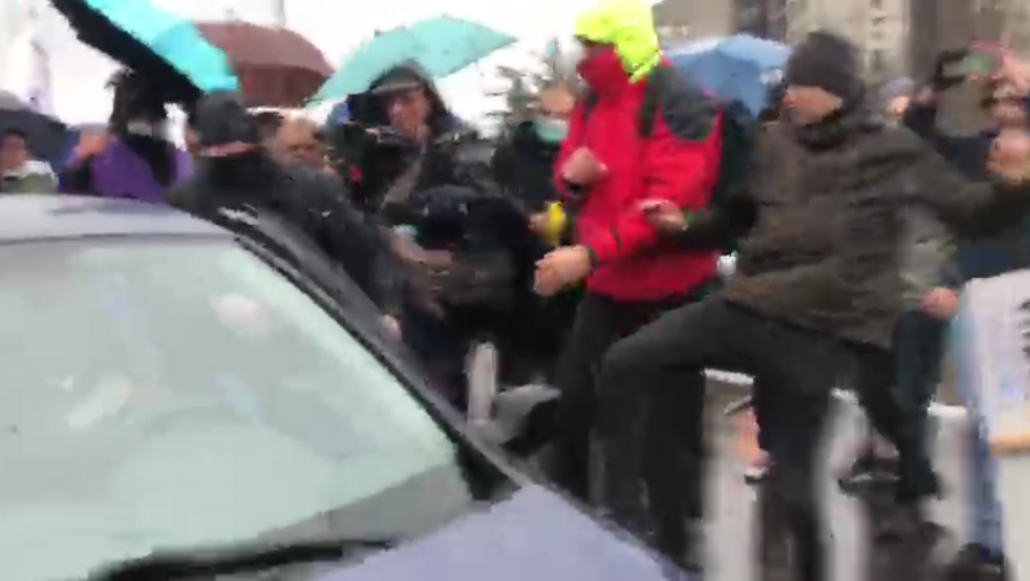 OZBILJAN LINČ HULIGANA DOŽIVO I SVEŠTENIK SPC Vujadinović reagovao: Ogoljen krajnji cilj - rušenje države i institucija!