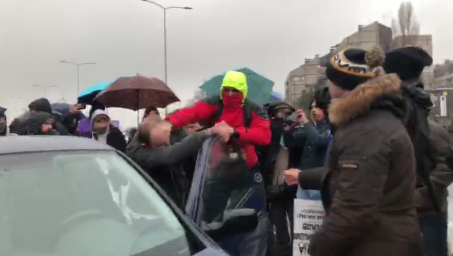 ĆUTINE SILEDŽIJE MALTRETIRAJU DEKU "Gde žuriš? Ugasi auto, ćale"