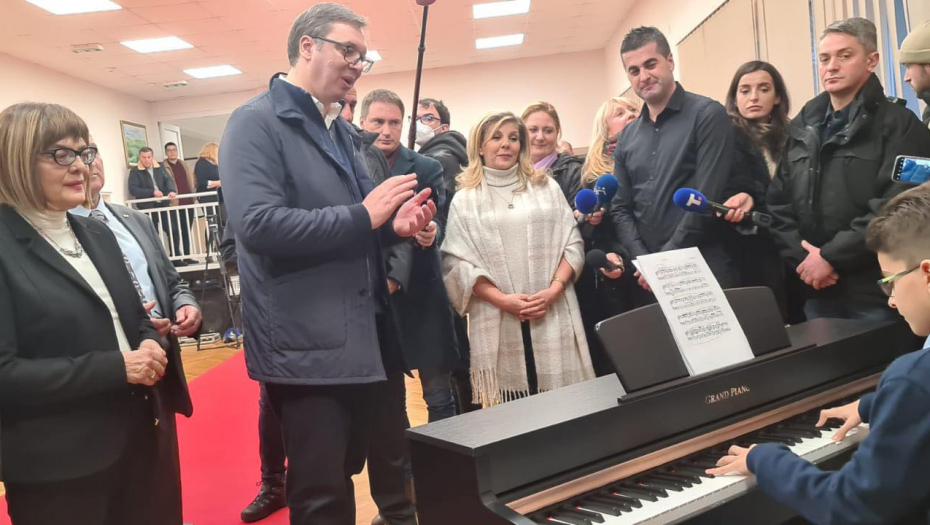 NA KRAJU POSETE DOLJEVCU Vučić se upisao u knjigu utisaka, presrećan zbog dece koja imaju uslov za razvoj talenata