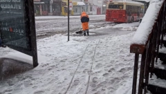 EMULZIJOM PROTIV LEDA "Gradsko stambeno" besplatno deli sredstvo za odmrzavanje trotoara ispred ulaza