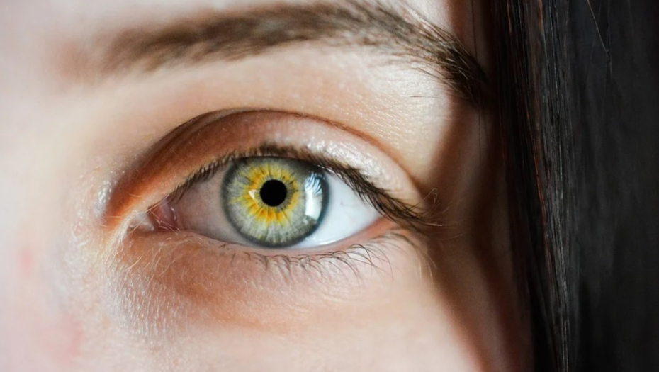 ODZVONILO NAOČARIMA! U SAD odobrne kapi za oči koje do deset sati izoštravaju sliku dalekovidima