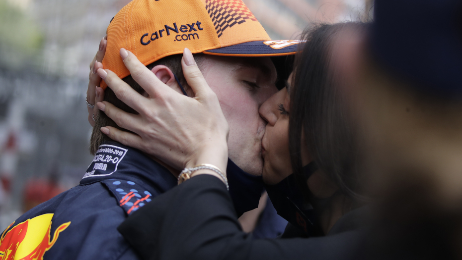 KAKVU LEPOTICU ŠETA NOVI ŠAMPION FORMULE 1 Zbog nje gore društvene mreže, već ima ćerku sa jednim vozačem, a otac joj je legenda! (FOTO)