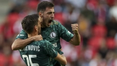 UŽAS Napadnuti fudbaleri slavnog kluba, Srbin izbegao nalet huligana, povreda mu spasila glavu