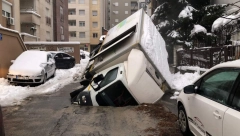 HAVARIJA NA VOŽDOVCU Otvorio se asfalt, kamion upao u rupu, zaobilazite ovaj deo grada (FOTO)