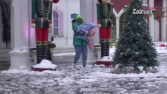 NADA SE DA ĆE BITI SA NJOM U HOTELU Janjuš odlučio da pokaže koliki je džentlmen i pomogne Sandri da preseli stvari