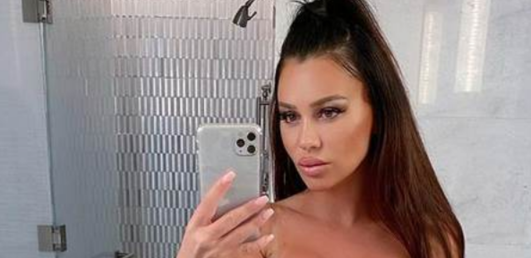 U PRVOM PLANU IZVAJANA ZADNJICA! Stanija u nikad manjem bikiniju napravila haos, pozira na motoru i sve se ocrtava! (FOTO)