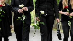 OBIČNO BUDE IZMEĐU 500 I 2.000 DINARA Jedan običaj na srpskoj sahrani ŠOKIRAO ženu iz Beograda