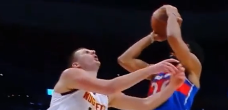 SRAMAN TRETMAN! Jokić dobio lakat u glavu, pa isključen!? (VIDEO)