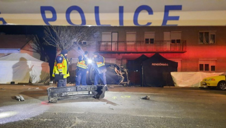 PRVE FOTOGRAFIJE STRAŠNE NESREĆE U MAĐARSKOJ Auto srpskih tablica krijumčario migrante, pa udario u kuću