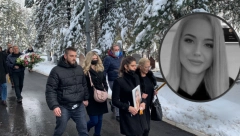 POTPUNO SLOMLJENA I SKRHANA BOLOM Majka Kristine Kike Đukić na sahranu došla u pratnji sestara jutjuberke (FOTO)