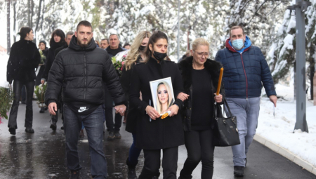 POSLEDNJE REČI KIKINE MAJKE RAZARAJU DUŠU: Bebo otišla si na bolje mesto, gde nema mržnje i pakosti...