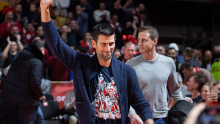 SRBIJA ZABRINUTA Da li je Đoković u opasnosti? Novak se slikao sa igračem Barselone koji ima koronu (FOTO)