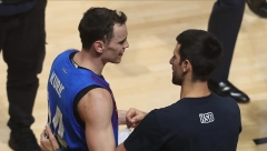 AMERIKANAC PROGOVORIO SRPSKI ZBOG NOVAKA! Đoković očarao košarkaša Barselone, obratio mu se na čistom srpskom! (FOTO)