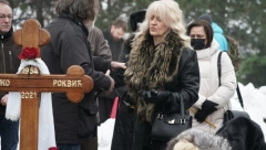 "TRAŽIM OSLONAC DA NE PADNEM OD BOLA" Udovica Marinka Rokvića ne krije tugu: DRHTIM KAO PRUT NA HLADNOM VETRU!