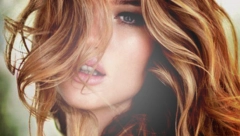 ŽELITE DA IZGLEDATE MLAĐE I SVEŽIJE?  Pramenovi u kosi vraćaju godine unazad