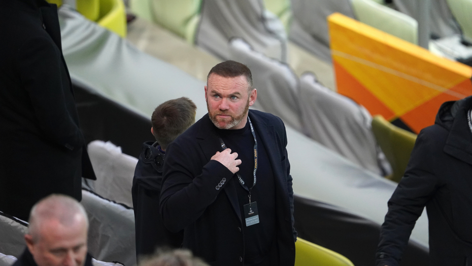 ON IMA MU*A Runi ispao iz lige, pa stao pred navijače (VIDEO)