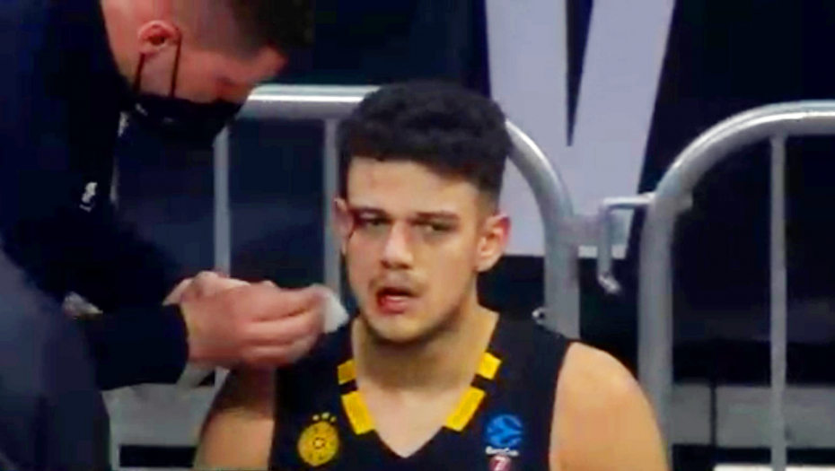 ŠIKNULA KRV! Trifunović doživeo nezgodu na terenu, odmah izveden iz igre!