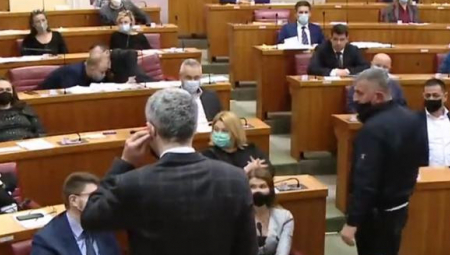 AU, KAKVA BLAMAŽA! Hrvati spuštaju poglede zbog zastave, smrdi na uvredu