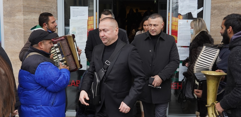 ĐANI ŽENI SINA, A SLAĐA SVA U BELOM Drugi naslednik poznatog folkera stao na ludi kamen, a mlada i svekrva isto obučene!