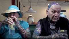 KOMPLETNO SU PREKRIVENI TETOVAŽAMA Ovi deka i baka ušli su u Ginisovu knjigu rekorda, oni su bukvalno kao STRIP! (VIDEO)